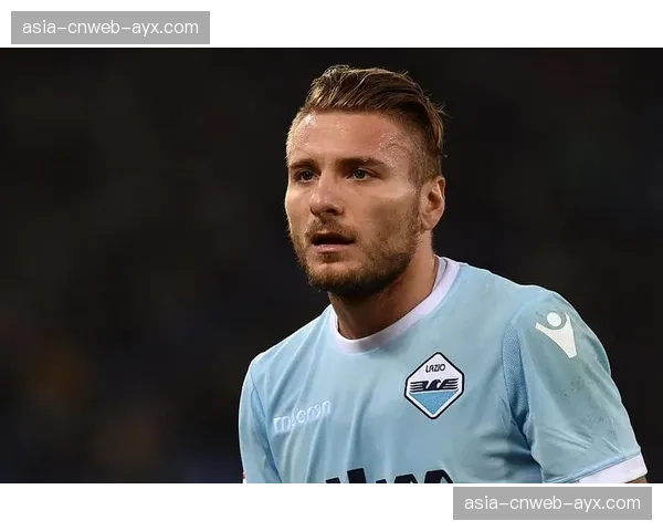 特写:伤停六个月后,拉齐奥队长因莫比莱在替补席焦急等待出场指令