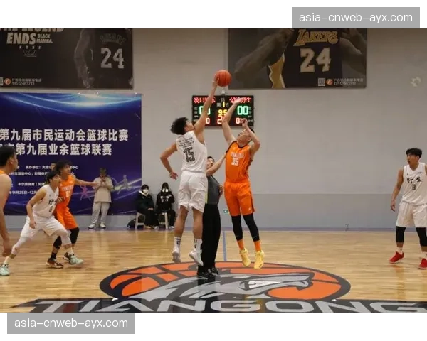 民间联赛报告:半场进攻演练增多,显示职业战术对业余篮球的影响 民间联赛报告:半场进攻演练增多,显示职业战术对业余篮球的影响