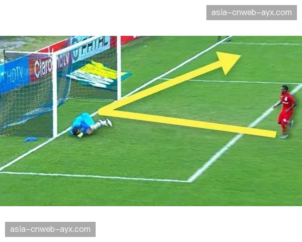 慢镜头回放显示，一次成功的防守包夹源于门将的大声指挥