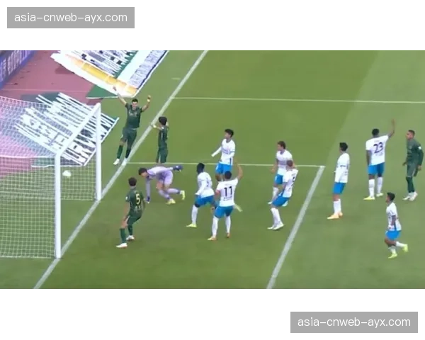 VAR长时间介入引争议,河南vs浙江比赛中断近五分钟