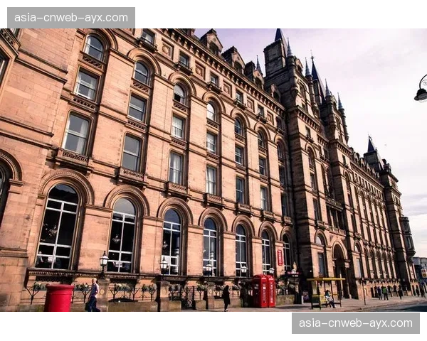 “英超冠军奖杯巡展”在曼彻斯特市政厅广场举行