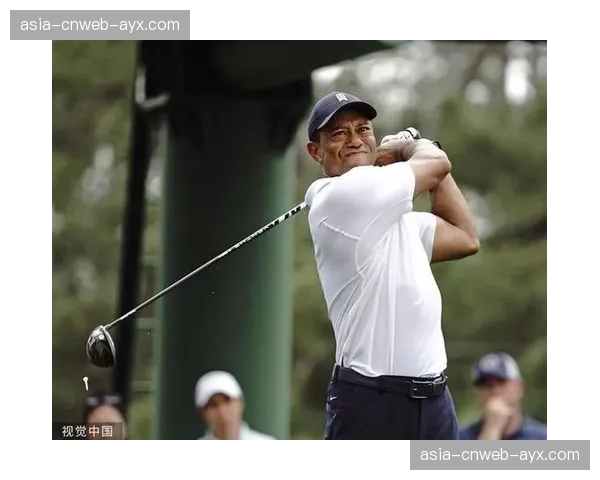 特写镜头:高尔夫美国大师赛,老虎伍兹在奥古斯塔第12洞再次下水 特写镜头:高尔夫美国大师赛,老虎伍兹在奥古斯塔第12洞再次下水